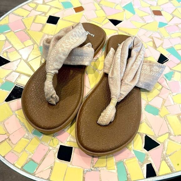 Sanuk Yoga Beige Patterned Fabric Flip Flops Size 9 Barely Worn - Picture 1 of 3